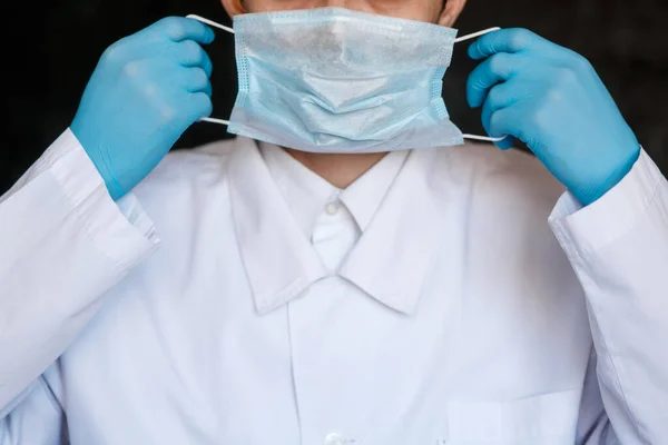 Koronavirus chirurg maska lékař nosí ochrannou masku obličeje proti korona virus banner panoramatický zdravotnický pracovník — Stock fotografie