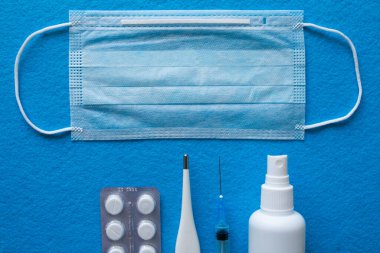 Coronavirus koruması ve tedavisi: tıbbi maske, el antiseptiği, eldivenler ve bardaklar, termometre ve haplar. Yeni
