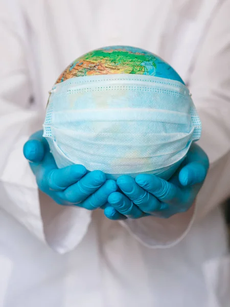 Globe Avec Masque Médical Virus Covid Dans Les Mains Médecin — Photo