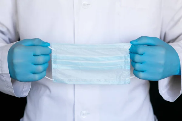 Uma Máscara Médica Máscaras Proteção Médica Médico Enfermeira Mãos Isoladas — Fotografia de Stock