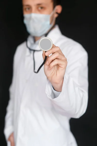 Doctor Masculino Sobre Fondo Negro Con Estetoscopio Las Manos Cerca — Foto de Stock