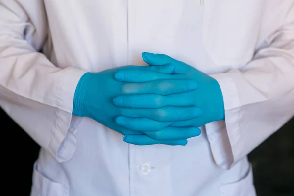 Zbliżenie Lekarza Rękawice Medyczne Chirurga Czarnym Tle — Zdjęcie stockowe