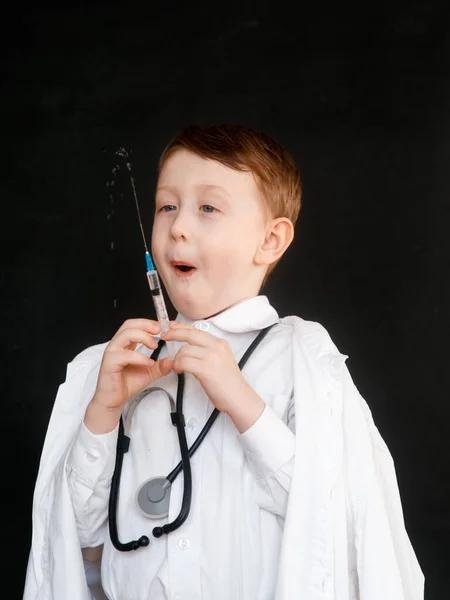 Ett Barn Rollen Som Läkare Pojken Väljer Läkaryrket Spruta Händerna — Stockfoto