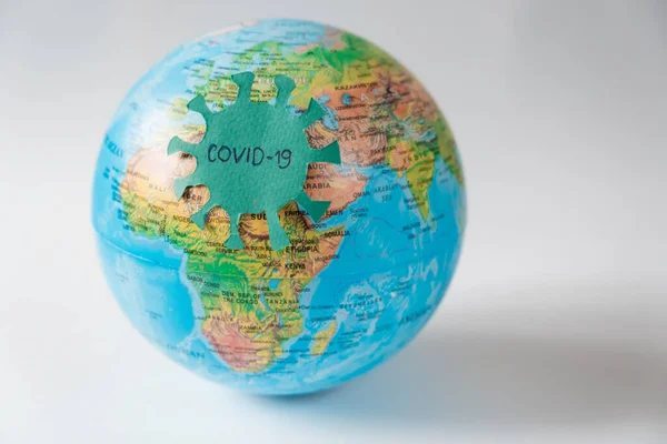 Salgın Covid Beyaz Arka Planda Koronavarus Virüsü Olan Bir Dünya — Stok fotoğraf