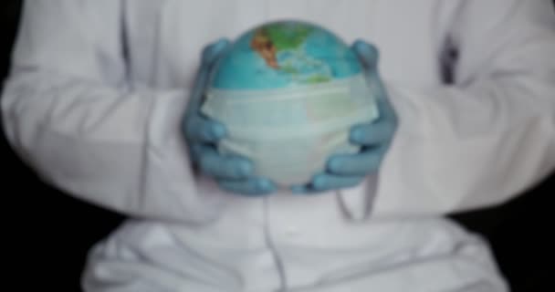 Обрезанное изображение мужчины врача мужчина в медицинском халате стерильные перчатки маски для лица изолированы на синем фоне. Эпидемия пандемии — стоковое видео