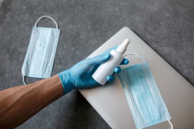 Yüz maskesi, tıbbi maske, dizüstü bilgisayarında gözlük olan cerrahi maske, ahşap doku geçmişi, yakın çekim, seçici odak, kovid19, Coronavirus, Bakteri, Sağlık Hizmetleri,.