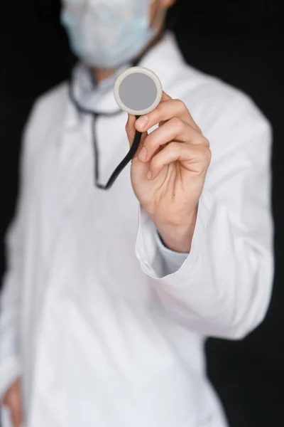 Doctor Masculino Sobre Fondo Negro Con Estetoscopio Las Manos Cerca — Foto de Stock