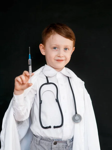 Ett Barn Rollen Som Läkare Pojken Väljer Läkaryrket Spruta Händerna — Stockfoto