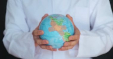 Mavi arka planda izole edilmiş tıbbi elbise, steril yüz maskesi eldivenli erkek doktor görüntüsü. Salgın hastalıklar.