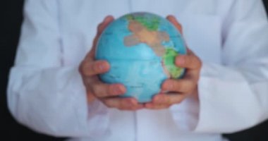 Mavi arka planda izole edilmiş tıbbi elbise, steril yüz maskesi eldivenli erkek doktor görüntüsü. Salgın hastalıklar.