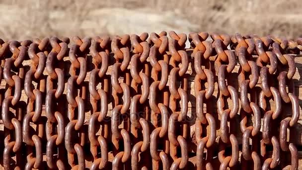 Vintage water well chain close up. Old rusty chain of the village well. — Stock Footage Vintage water well chain close up. Old rusty chain of the village well. Stock Video