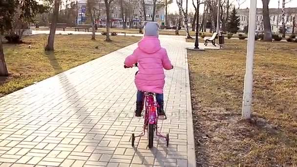Как учиться кататься на велосипеде посмотреть видео #13