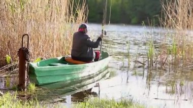 рыбалка с лодки на озере