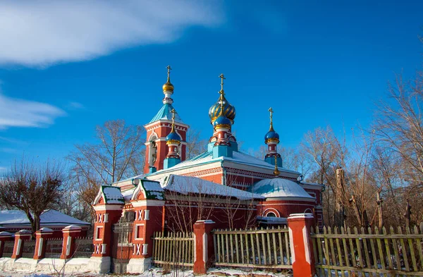 Kościoła prawosławnego bezchmurne niebo w zimie — Zdjęcie stockowe