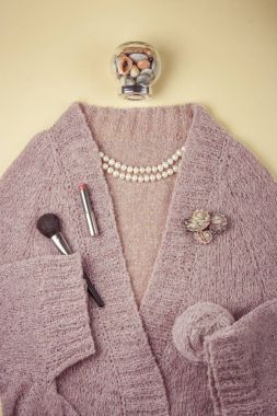 Düz örgü ve dikiş üzerinde yatıyordu