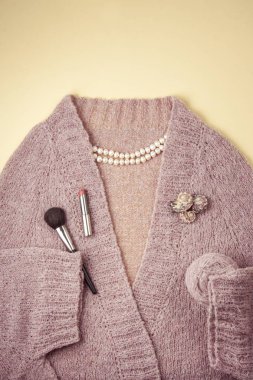 Düz örgü ve dikiş üzerinde yatıyordu