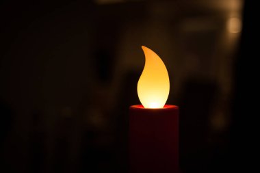 Bir restoranda yapay mum