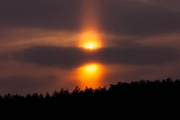 Pilvet Auringonlasku Auringonsäteillä — kuvapankkivalokuva