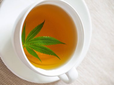 esrar çay. Esrar yaprak bitkisel kaynatma ağrı tedavisi ve iştah artışı kahvenden hazırladım. esrar kullanım tıbbi amaçlar için kavramı.