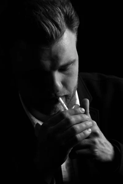 Hipster Jeune Homme Fume Une Cigarette Gars Est Concentré Sérieux — Photo