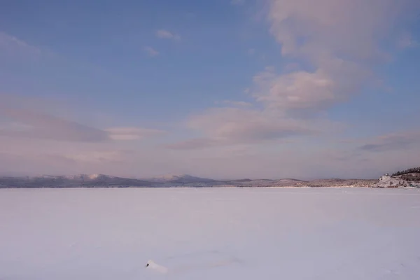 Όμορφο Τοπίο Της Λίμνης Παγωμένο Καλυμμένο Χιόνι Και Πάγο Λίμνη — Φωτογραφία Αρχείου
