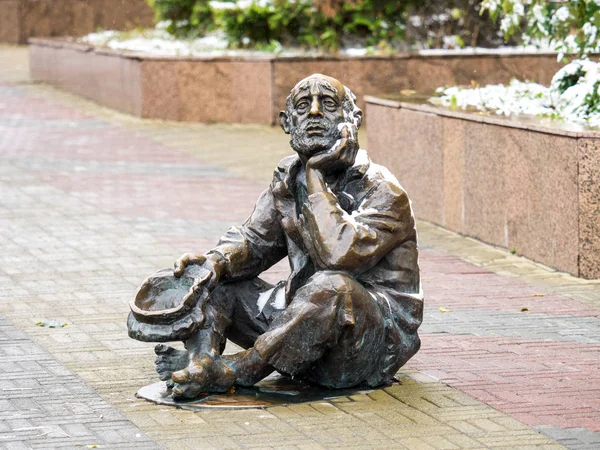 Monument Beggar Man Sits Wet Sidewalk Symbol Bankruptcy Crisis Decline ストック画像