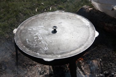 Bir kazanda pilav pişirme işleminin bir serisi.