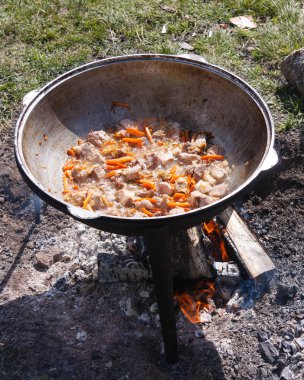 Bir kazanda pilav pişirme işleminin bir serisi.