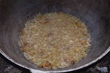 Bir kazanda pilav pişirme işleminin bir serisi.