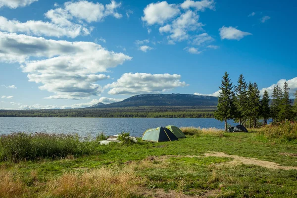 Wycieczka rodzinna. namiot na brzegu górskiego jeziora. Odpoczynek i tr — Zdjęcie stockowe