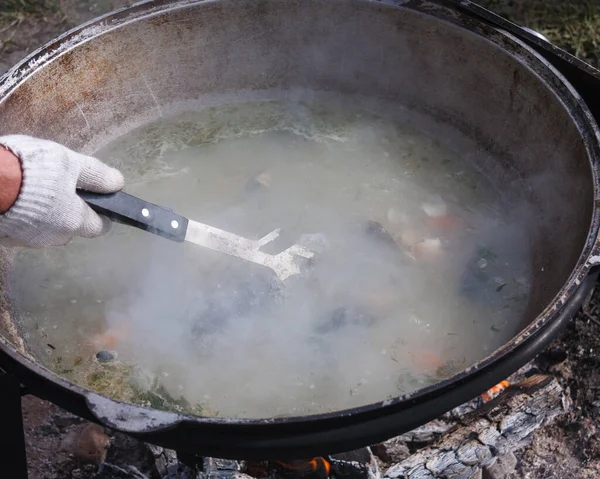 The process of cooking fish soup in a cauldron on the street. so — 스톡 사진