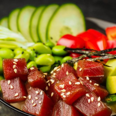 Pirinç ve kinoa kasesi. Makro fotoğraf yakın çekim malzemeleri. Hawaii yemekleri, deniz ürünleri, salata, fasulye, tofu ve avokado. Modern moda menü yemeği