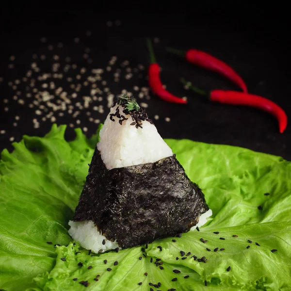 Onigiri Ardei Iute Fierbinte Fundal Salată Verde Semințe Susan Întuneric — Fotografie, imagine de stoc