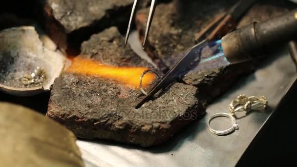 Atelier de réparation de bijoux. Le travail du bijoutier est couvert par un plan. Le bijoutier travaille. . — Video