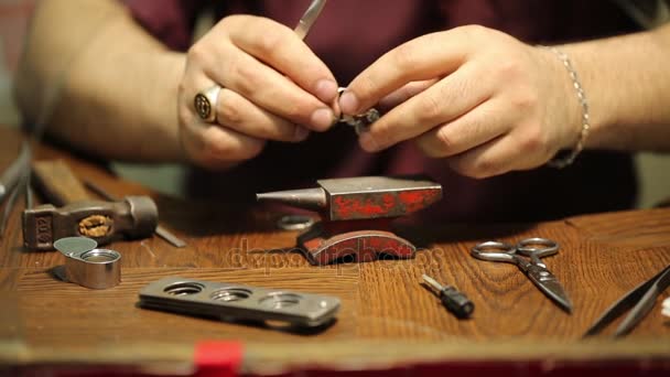 Atelier de réparation de bijoux. Le travail du bijoutier est couvert par un plan. Le bijoutier travaille. . — Video