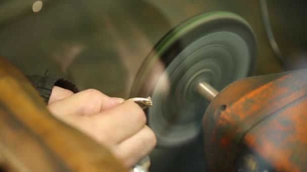 Atelier de réparation de bijoux. Le travail du bijoutier est couvert par un plan. Le bijoutier travaille. . — Video