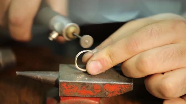 Atelier de réparation de bijoux. Le travail du bijoutier est couvert par un plan. Le bijoutier travaille. . — Video