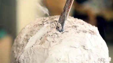 Heykeltraş bir anıt oluşturulması üzerinde çalışıyor