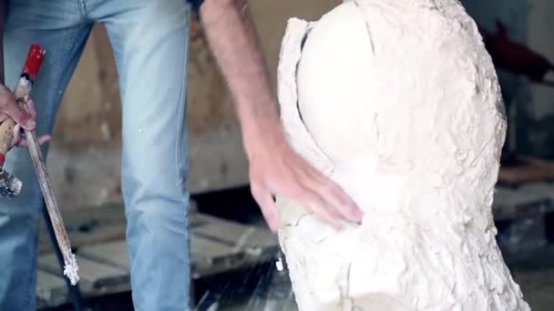 Scultore sta lavorando alla creazione di un monumento — Video Stock