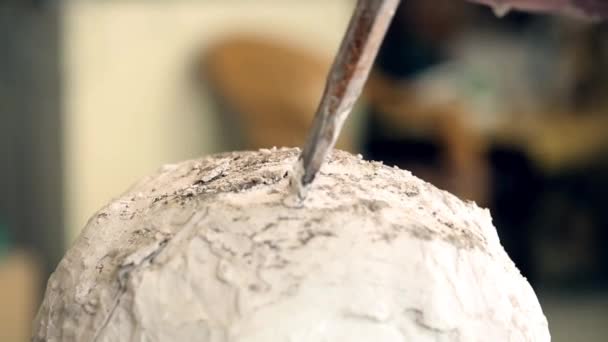 Scultore sta lavorando alla creazione di un monumento — Video Stock