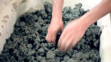Heykeltraş bir anıt oluşturulması üzerinde çalışıyor