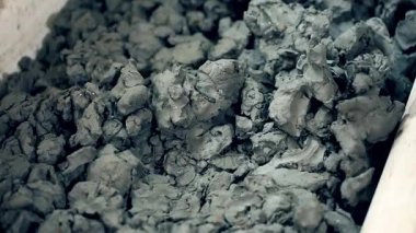 Heykeltraş bir anıt oluşturulması üzerinde çalışıyor