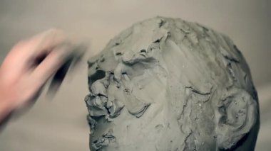 Heykeltraş bir anıt oluşturulması üzerinde çalışıyor