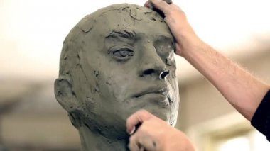 Heykeltraş bir anıt oluşturulması üzerinde çalışıyor