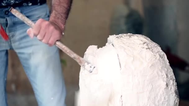 Beeldhouwer is bezig met de oprichting van een monument — Stockvideo