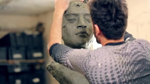 Скульптор працює над створенням пам'ятника — стокове відео