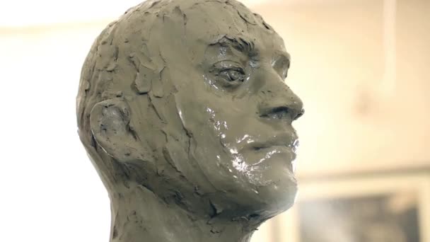 Bildhauer arbeitet an der Schaffung eines Denkmals — Stockvideo