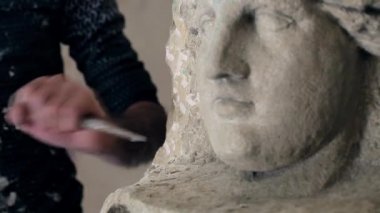 Heykeltraş bir anıt oluşturulması üzerinde çalışıyor