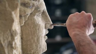 Heykeltraş bir anıt oluşturulması üzerinde çalışıyor