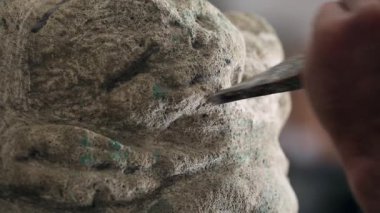 Heykeltraş bir anıt oluşturulması üzerinde çalışıyor